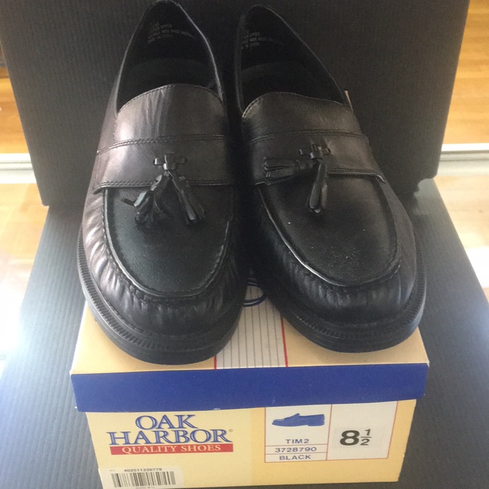 Oak harbor 8.5 Black slip on loafers D7
